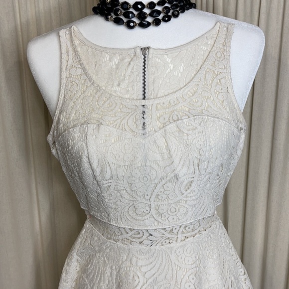 🎉HP🎉GORGEOUS DELICATE LACE DRESS- CREAM WHITE XS - Picture 2 of 10